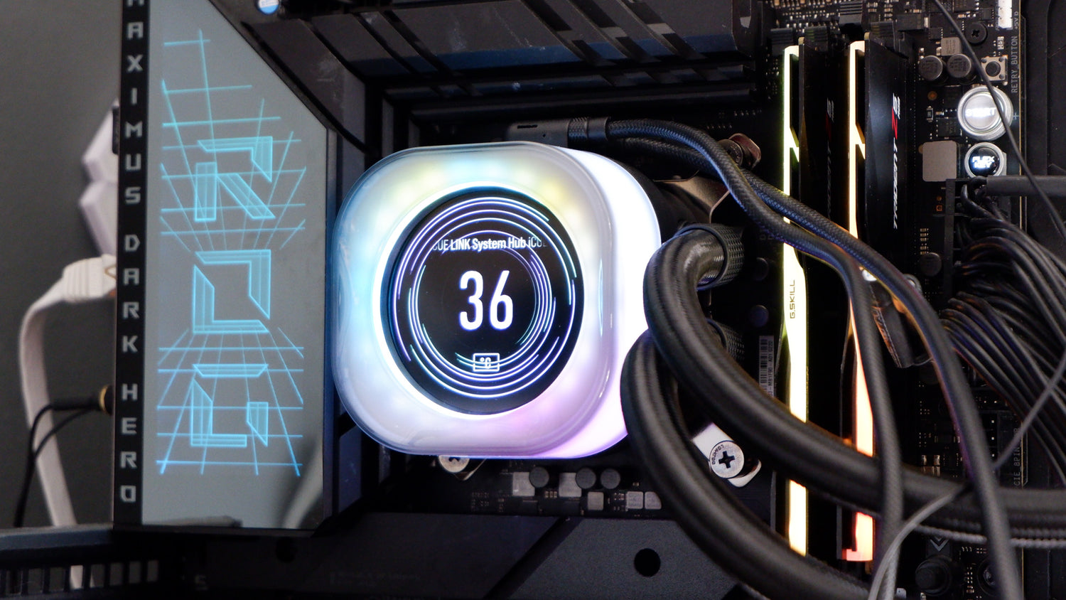 Corsair iCUE Link Titan 360 RX LCD review