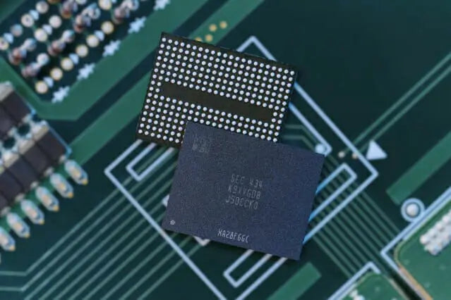 Samsung Delays V9 QLC NAND Production to 2026 Over Performance Problems