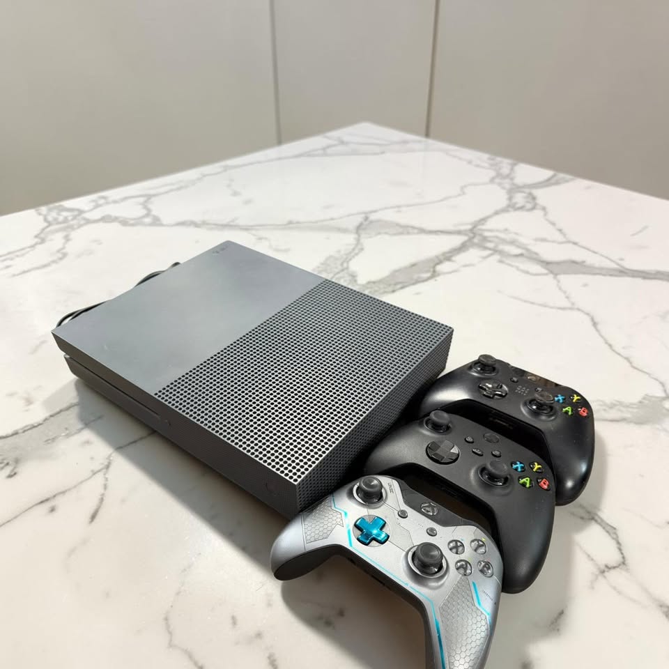 Xbox One S Storm Grey 500GB Bundle – 3 Controllers + 8 Games
