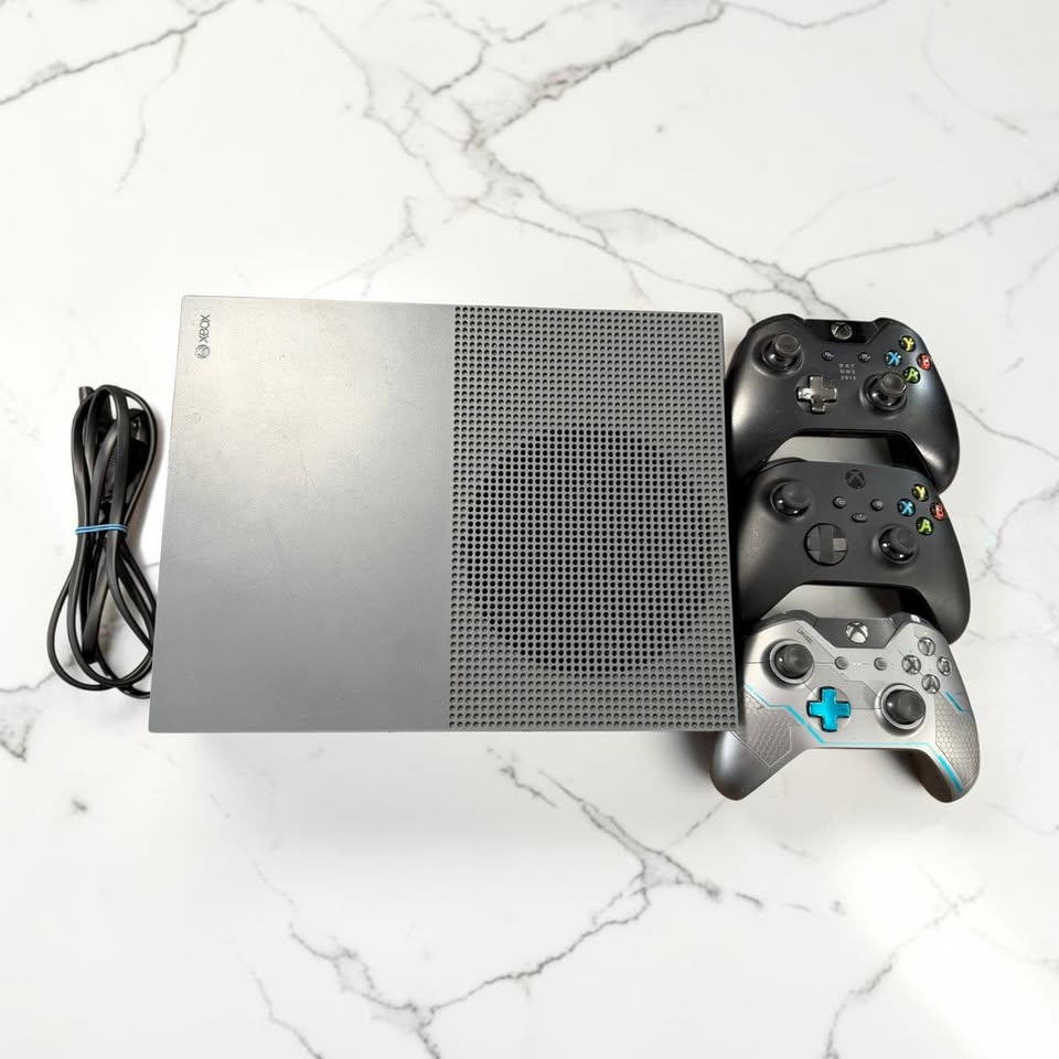 Xbox One S Storm Grey 500GB Bundle – 3 Controllers + 8 Games